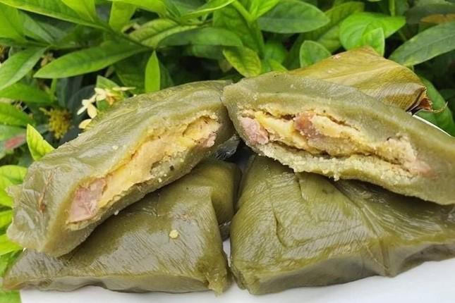 Phần nhân không khác biệt so với xôi khúc, vẫn là đỗ xanh, thịt ba chỉ và hạt tiêu