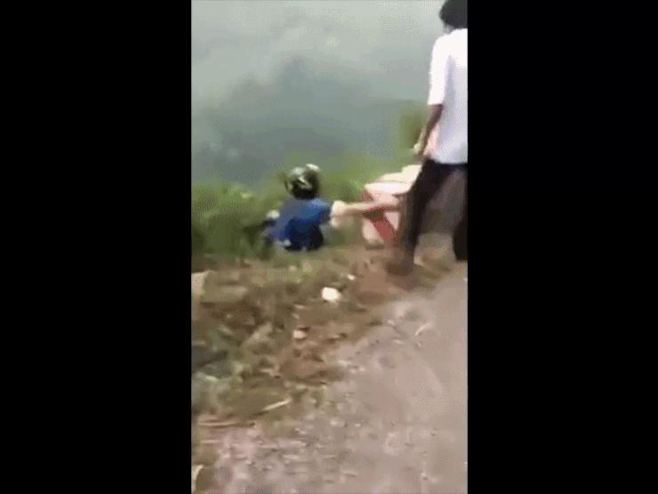 Clip: Kinh hoàng cặp đôi người nước ngoài suýt rơi xuống vực khi đổ đèo