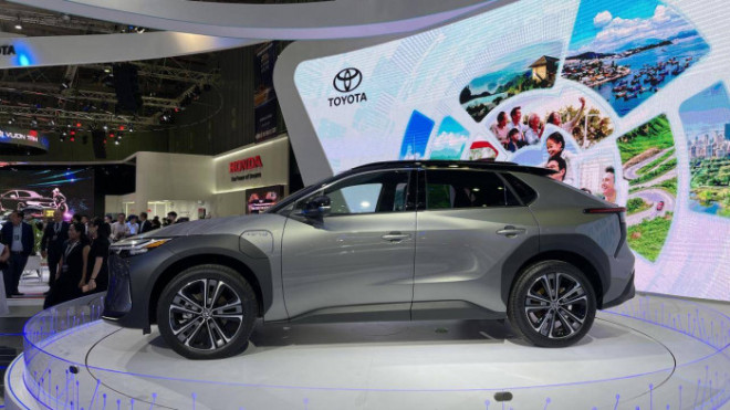 Toyota bZ4X thu???n ??i???n l???n ?????u ti??n xu???t hi???n t???i Vi???t Nam