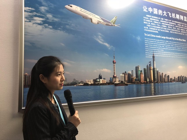 Nhân viên Comac, hãng sản xuất máy bay Trung Quốc nội địa C919, nói rằng, C919 sẽ cạnh tranh được với Airbus A320 NEO và Boeing 737 MAX ở Trung Quốc. Ảnh: Thái An.