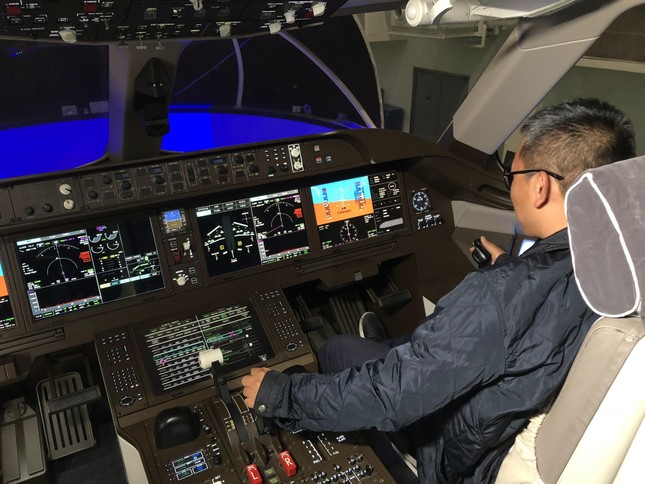 Phóng viên Tiền Phong trong buồng lái mô hình máy bay C919 ở Thượng Hải. Ảnh: Chen Dan.