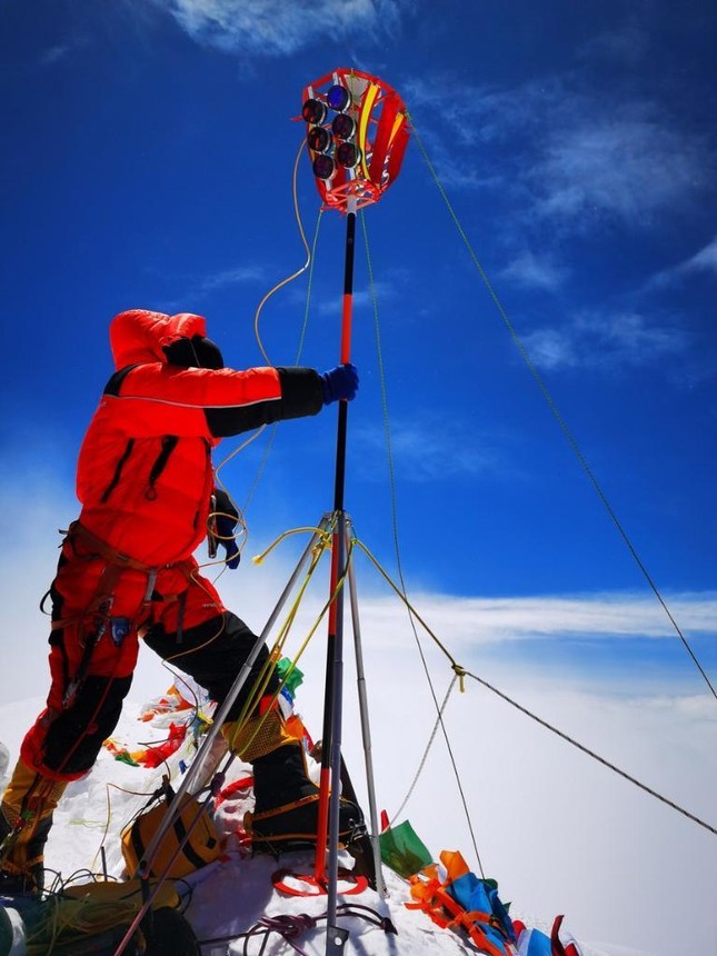 Một chuyên viên khảo sát Trung Quốc đang khảo sát trên đỉnh Everest ngày 27/5/2020. Ảnh: Xinhua.