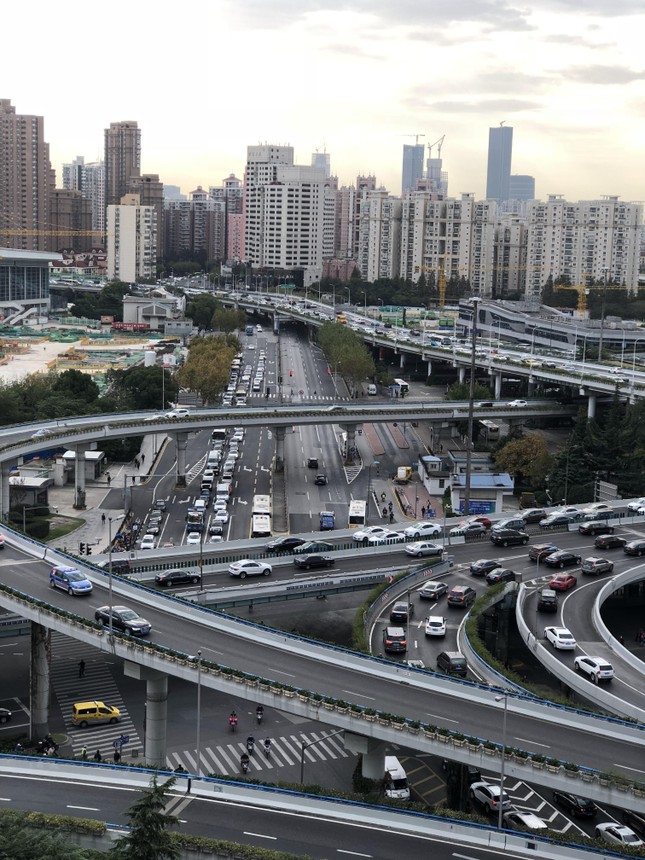 Cầu vượt tầng tầng lớp lớp ở Thượng Hải. Ảnh: Thái An.