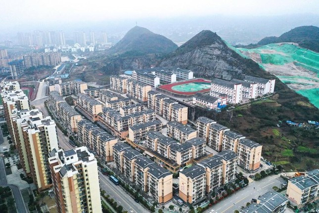 Ảnh chụp từ trên không vào ngày 30/1/2022 cho thấy một địa điểm tái định cư để xóa đói giảm nghèo ở Kaili, tỉnh Quý Châu phía tây nam Trung Quốc. Ảnh: Xinhua.
