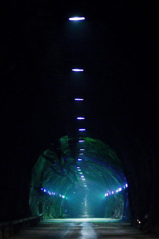 Ảnh chụp ngày 24/12/2014 cho thấy đường hầm Jinpingshan, nơi đặt Phòng thí nghiệm trong lòng đất Jinping, tỉnh Tứ Xuyên phía tây nam Trung Quốc. Ảnh: Xinhua.