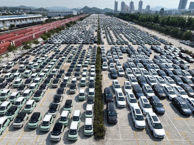 Ảnh chụp từ trên không ngày 27/9/2022 cho thấy một bãi đậu xe năng lượng mới tại một trung tâm vận tải hàng hóa đường sắt ở thành phố Liễu Châu, tỉnh Quảng Tây, phía nam Trung Quốc. Ảnh: Xinhua.