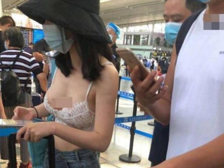 Thời trang - Giật mình với những cô gái "mặc như không" ở sân bay