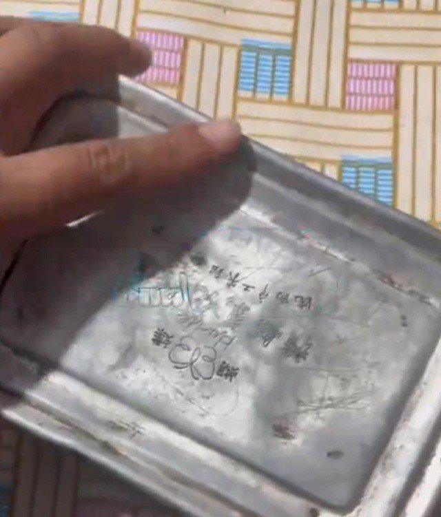 Cha hấp hối nói rằng có hộp cơm dưới bể nước, 3 người con khóc nức nở khi mở ra xem - 1