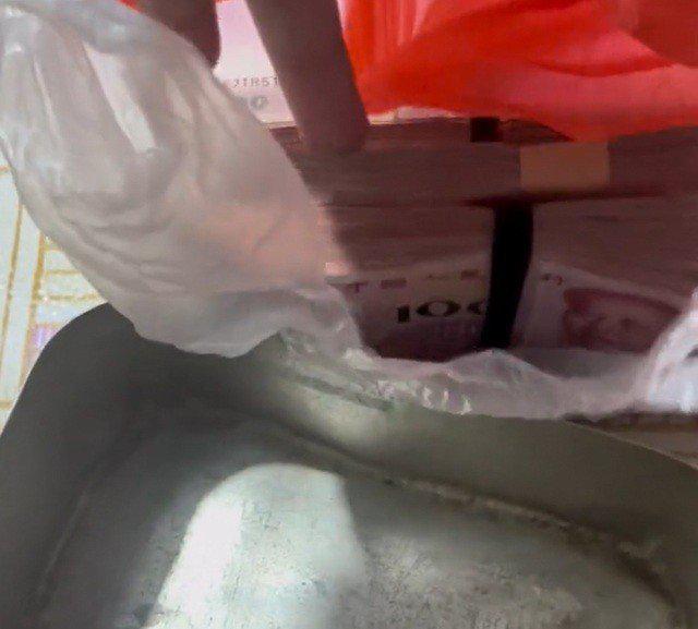 Cha hấp hối nói rằng có hộp cơm dưới bể nước, 3 người con khóc nức nở khi mở ra xem - 2