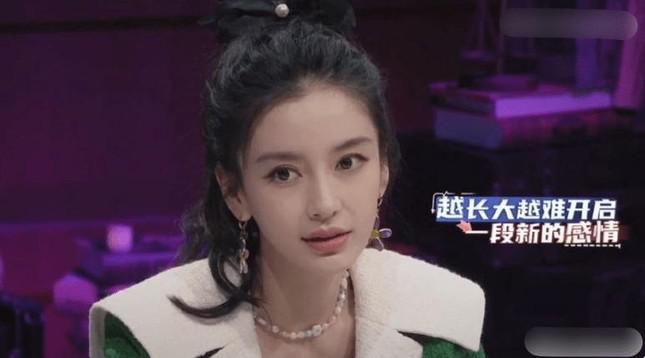 Angelababy chia sẻ về tình yêu và hôn nhân trong show tạp kỹ. Ảnh: Sohu.