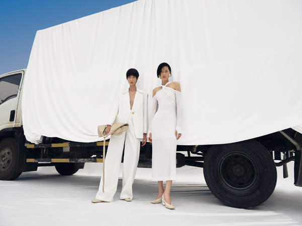 Hay áo Blazer phom suông tinh tế đã phá vỡ những quy chuẩn về áo vest truyền thống. Phom váy ôm với loạt đường cắt tinh tế và tiết chế lại khiến bộ cánh tôn vóc dáng cùng đường cong cho người mặc một cách tinh tế.