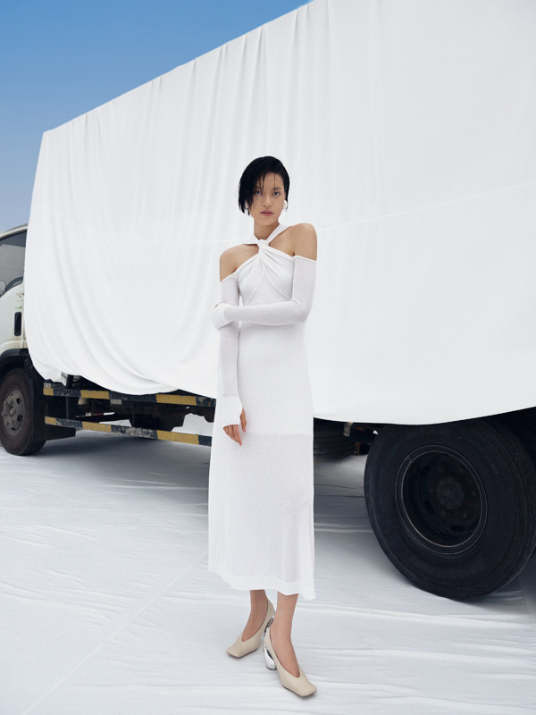 Những khung hình đương đại trong bộ ảnh lookbook với bối cảnh tự nhiên của nắng, gió và mặt nước cùng những tấm vải phủ lớn một lần nữa khẳng định tinh thần “tối giản khác biệt”.