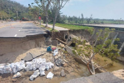 Tin tức trong ngày - Bờ biển Hội An, Đà Nẵng te tua sau mưa bão