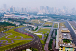 Tin tức trong ngày - Cỏ mọc um tùm, rác chất đống ngổn ngang quanh đường đua F1 ở Hà Nội