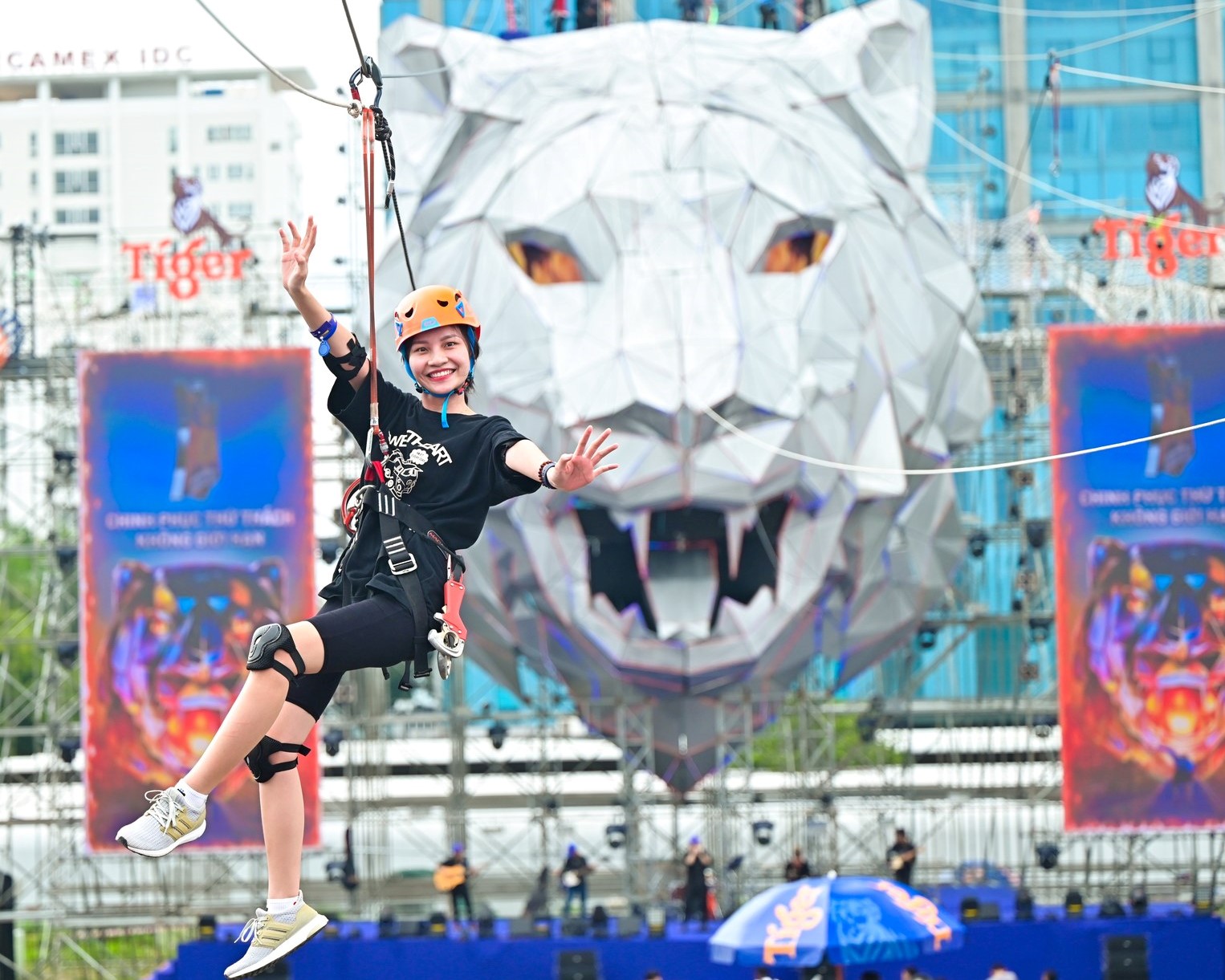 Về đích tuyệt vời hơn bao giờ hết với trải nghiệm đi zipline dài nhất giữa lòng thành phố.