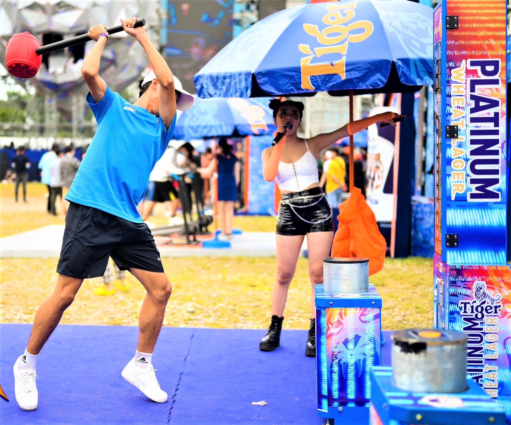 Cùng với chuỗi liên hoàn các thử thách khác như nện búa tạ tính điểm, hít xà đơn…