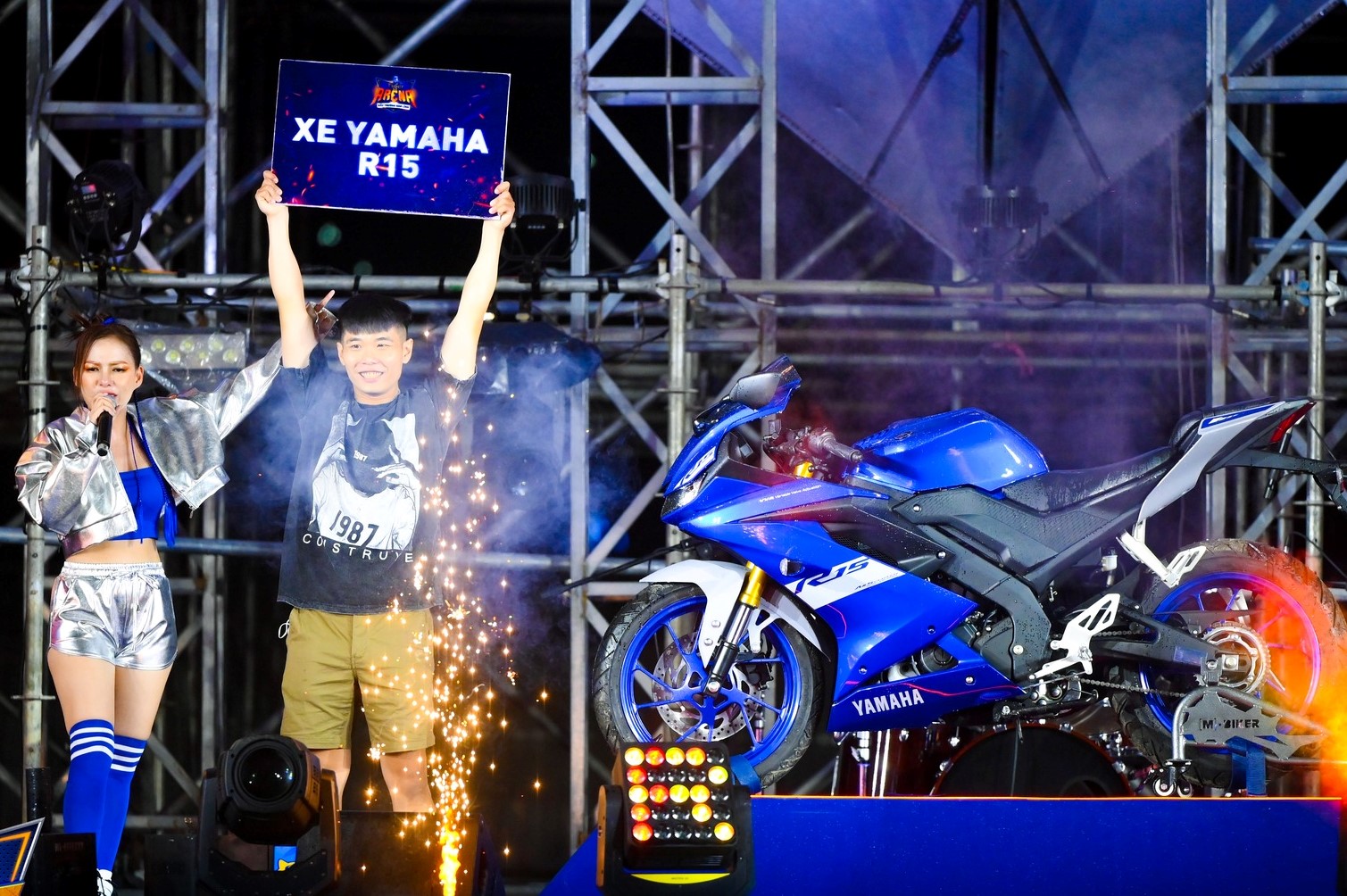 Chưa dừng lại ở đó, mãnh hổ tham gia sự kiện còn có cơ hội giành lấy những quà tặng giá trị với 02 chiếc xe Yamaha R15, 02 chiếc điện thoại Iphone 13 Promax 1TB cùng hàng ngàn giải thưởng khác.