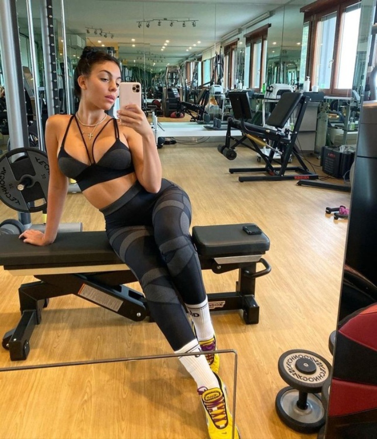 Bạn gái Ronaldo trong phòng tập gym