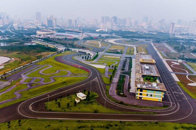 Đường đua Công thức 1 (F1) tại Hà Nội đã được chính thức khởi công ngày 20/3/2019. Đường đua có tổng chiều dài 5,607 km, gồm 22 góc cua, được đảm bảo nghiêm ngặt các tiêu chuẩn kỹ thuật an toàn.