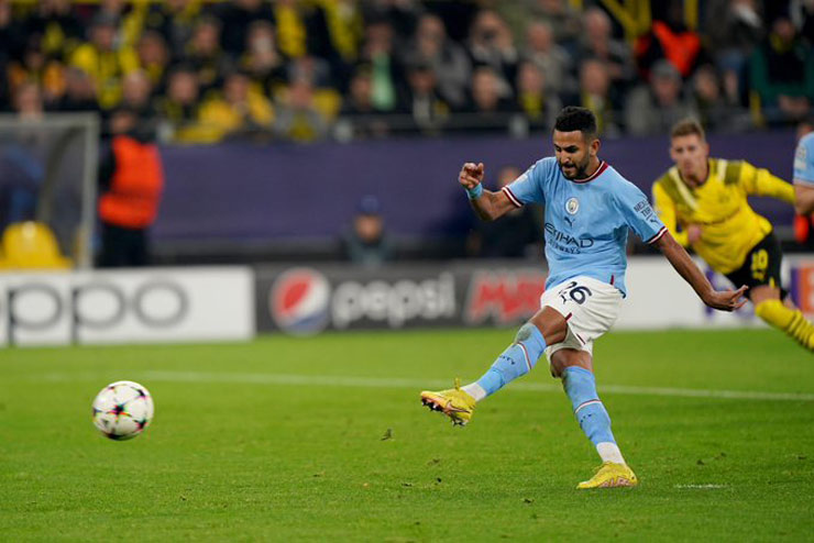 Riyad Mahrez liên tiếp đá hỏng phạt đền khiến Man City "tịt ngòi" 2 trận liên tiếp ở vòng bảng Champions League lần đầu tiên trong lịch sử