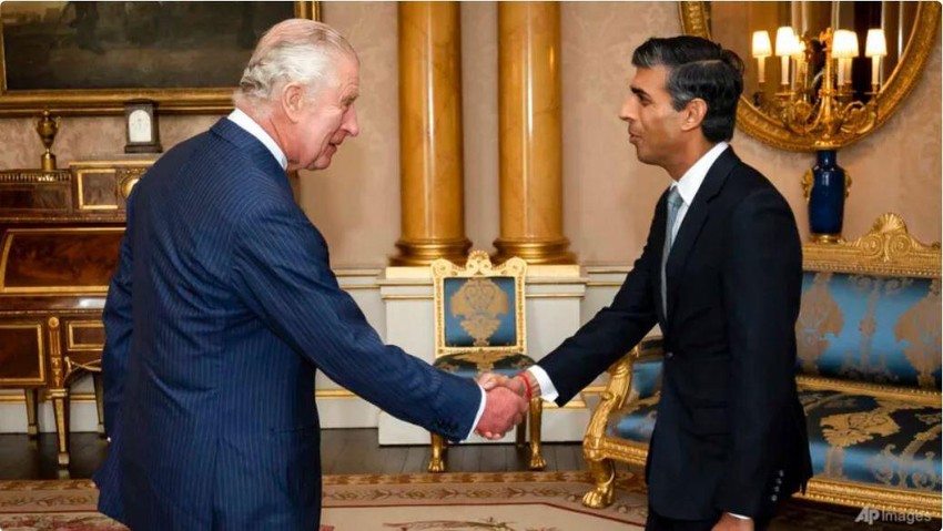 Vua Charles III (trái) chào mừng tân Thủ tướng Anh Rishi Sunak tại điện Buckingham ở thủ đô London ngày 25-10. Ảnh: AP