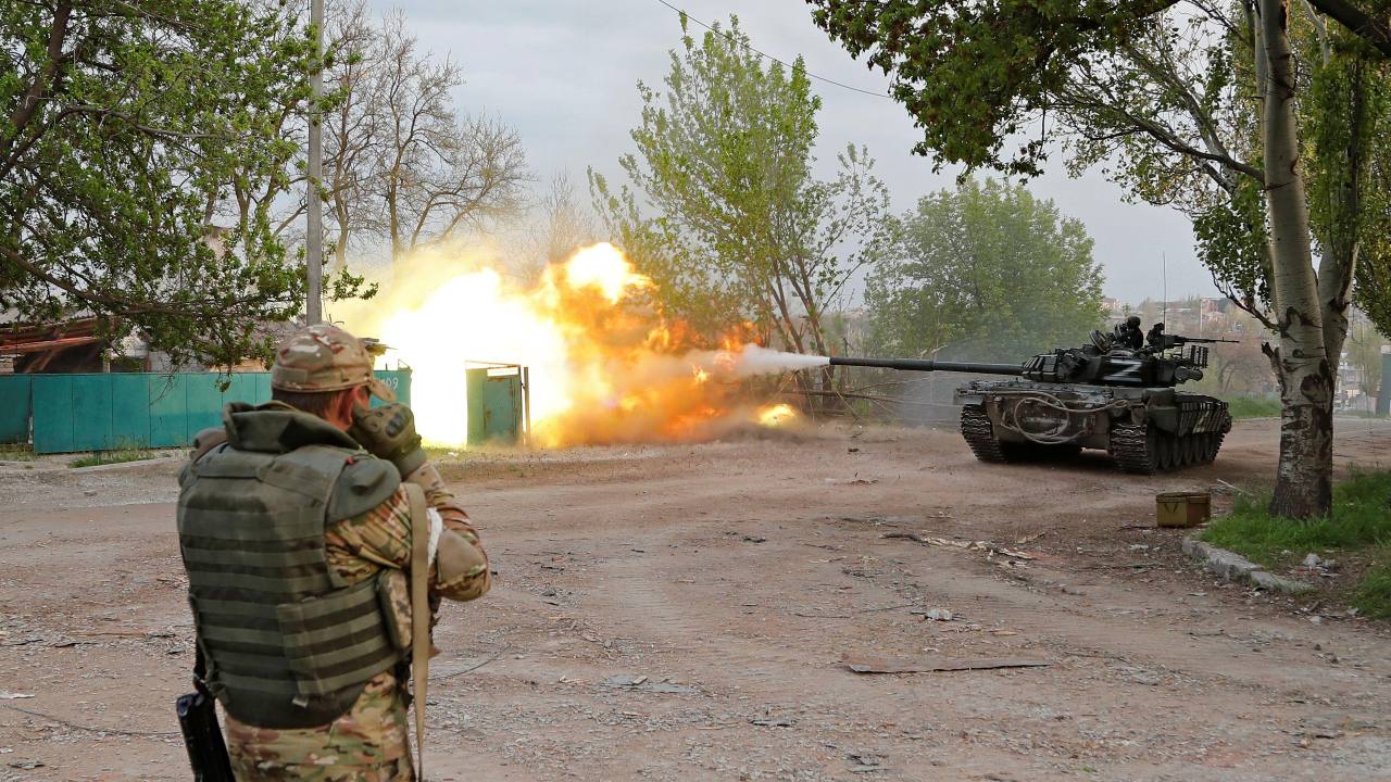 Xe tăng của Nga và các lực lượng hậu thuẫn khai hỏa trong giao tranh ở Ukraine.