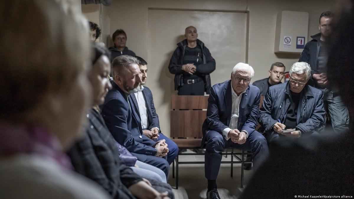 Tổng thống Đức cùng các quan chức phải ngồi hầm trú ẩn 1,5 tiếng trong chuyến thăm tới Ukraine. Ảnh: DPA