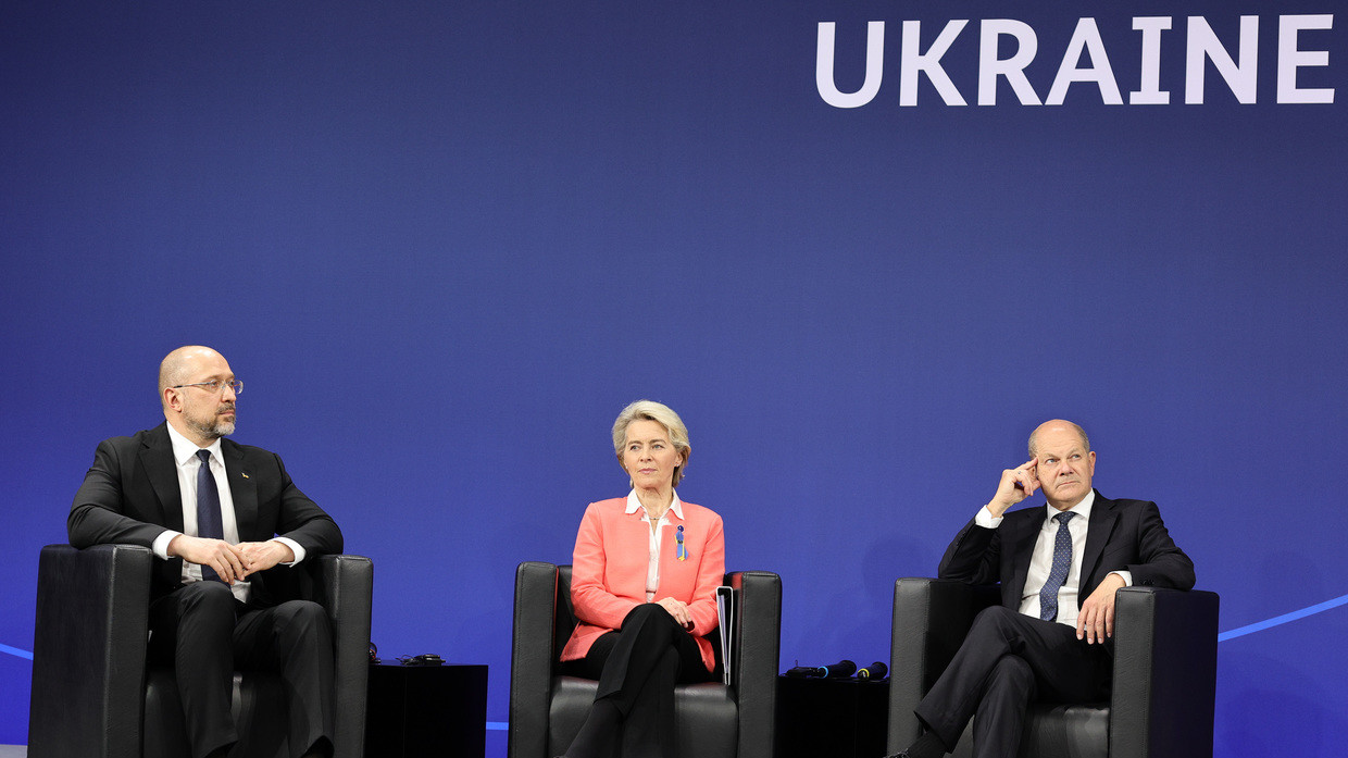 Thủ tướng Ukraine&nbsp;Denys Shmyha, Chủ tịch Ủy ban châu Âu&nbsp;Ursula von der Leyen và Thủ tướng Đức&nbsp;Olaf Scholz tham dự cuộc họp bàn về việc tái thiết Ukraine ở Berlin vào ngày 25/10.