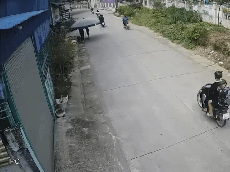 Xe máy - Xe đạp - Clip: Học sinh 'đầu trần' chạy xe máy với tốc độ cao gây tai nạn