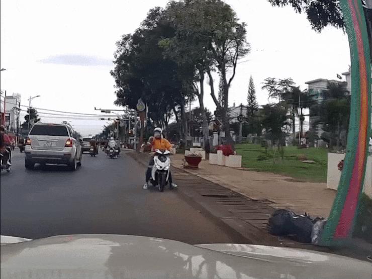 Xe máy - Xe đạp - Clip: Kỳ lạ "Ninja" đi ngược chiều còn chỉ tay quát mắng tài xế