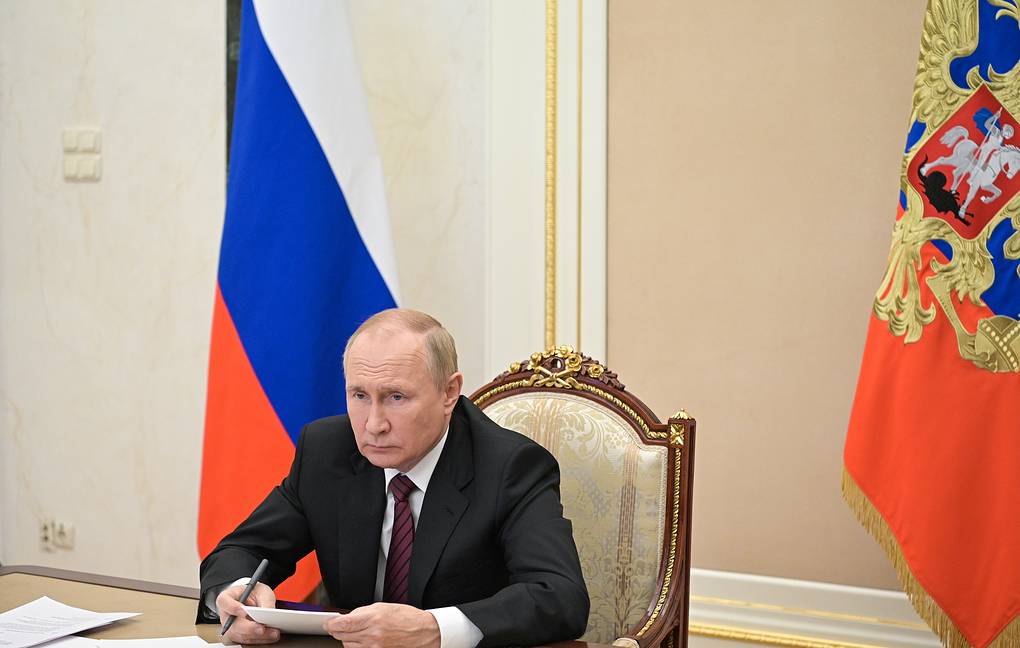 Tổng thống Nga Vladimir Putin yêu cầu các quan chức phải nỗ lực hơn ở mọi lĩnh vực. Ảnh: TASS