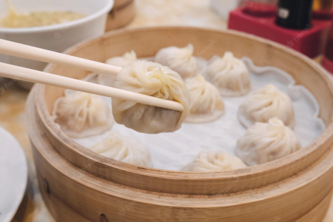 2. Dimsum: Đây là món ăn có nguồn gốc từ phía Nam Trường Giang, Trung Quốc. Nó có kích thước nhỏ, có nhân bên trong, vị ngon ngọt và tươi, lớp vỏ mỏng, hình dáng tinh tế. Dimsum là món ăn truyền thống. Trên lớp giấy mỏng và cách trình bày đẹp mắt, các đầu bếp trải bột mỳ lên cán bột. Mỗi chiếc dimsum thường có ít nhất 14 nếp gấp, nhưng ở một số quán đặc biệt, nổi tiếng như Din Tai Fung thì thậm chí nó còn có thể có hơn 18 nếp gấp. Ảnh: FreePik.