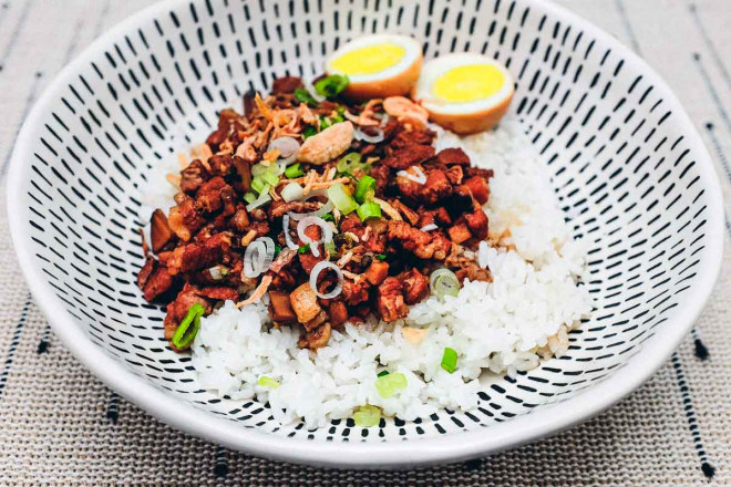 3. Cơm thịt heo băm/hầm: Một bát cơm thịt heo băm trông khá bình thường nhưng khi thưởng thức sẽ khiến bạn không khỏi bất ngờ bởi độ mềm của thịt heo mà không bị ngấy. Bạn có thể tìm thấy món ăn này ở khắp nơi, từ gánh hàng rong cho đến khách sạn 5 sao tại Đài Loan. Nó thậm chí từng được xuất hiện trong một bữa tiệc của nhà nước. Cơm thịt heo hầm thường được dùng để chỉ cơm thịt heo băm được phục vụ ở miền Bắc và miền Trung Đài Loan, trong đó thịt heo được băm bằng dao và hầm với nước tương. Ở miền Nam Đài Loan, thịt heo được băm bằng máy. Trong khi đó, cơm thịt heo hầm ở miền Nam là cơm đi kèm với bao tử thịt heo hầm, được gọi là cơm thịt heo hầm đậu nành ở miền Bắc và miền Trung Đài Loan. Ảnh: Cook Eat World.