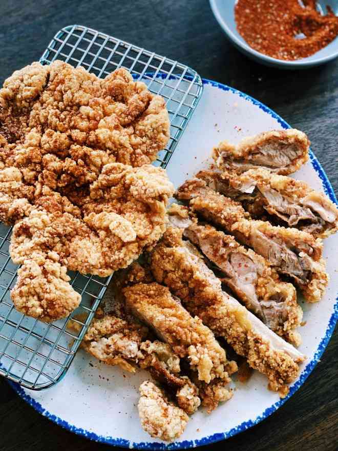 7. Cốt lết gà: Thịt gà cốt lết có lẽ là món ăn đường phố phổ biến nhất ở Đài Loan. Các hương vị đa dạng từ tiêu ớt đến nhiều loại gia vị khác nhau như ngũ vị hương, rong biển và mù tạt đều có bên trong món ăn này. Thậm chí, còn có nhiều biến thể như cốt lết gà nướng với sốt ngọt và cốt lết gà phô mai kiểu Nhật với nhân phô mai. Phương pháp nấu rất đa dạng, từ kiểu chiên giòn truyền thống đến nướng than hay hầm pho mai. Ngoài ra, còn có những quán bán cốt lết gà khổng lồ hoặc cốt lết đùi gà. Ảnh: Tiffy Cooks.