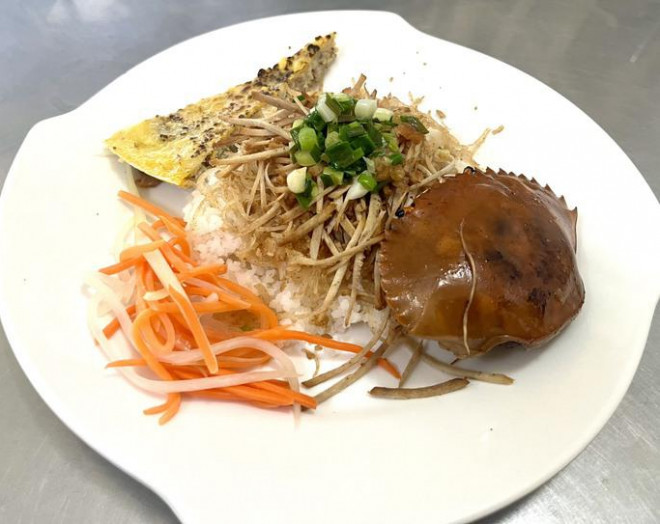 Cơm tấm chả cua tại quán Hiền Vương có giá 25.000 - 55.000 đồng