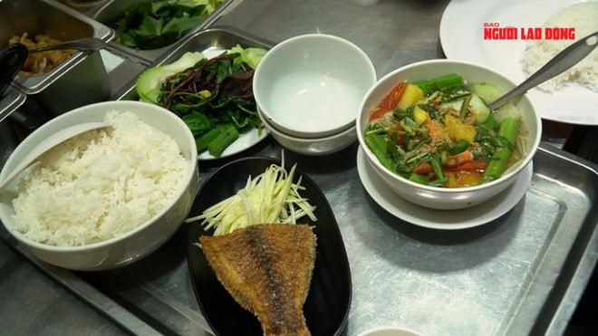 Mâm cơm đa dạng món ăn tại quán cơm tấm Kiều Giang