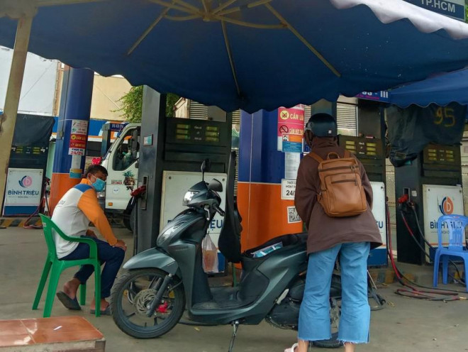 Cửa hàng xăng quận Tân Phú bán 20.000 đồng/xe máy
