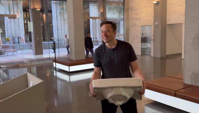 Tỉ phú Elon Musk mang bồn rửa mặt bằng sứ đến trụ sở Twitter ở TP San Francisco - Mỹ vào ngày 26-10. Ảnh: Twitter