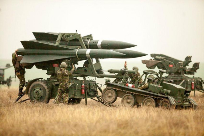 Lính Romania triển khai hệ thống tên lửa phòng không HAWK PIP III R trong cuộc tập trận với quân Mỹ ở Romania hồi tháng 11-2016. Ảnh: REUTERS