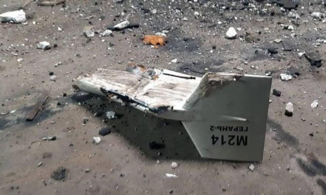 Mảnh vỡ của những gì Ukraine mô tả là UAV Shahed của Iran bị bắn hạ gần TP Kupiansk của Ukraine. Ảnh: Ukrainian military’s Strategic Communications Directorate/AP