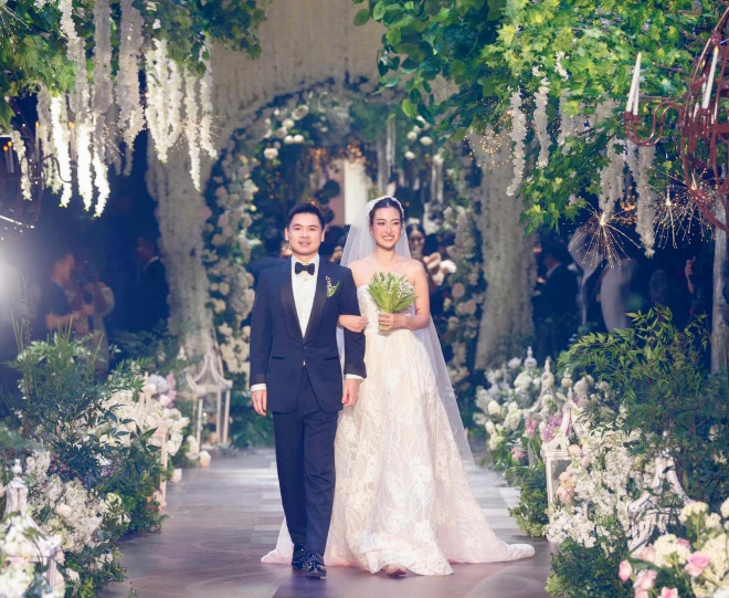 Chồng doanh nhân và Hoa hậu Đỗ Mỹ Linh hạnh
phúc trong hôn lễ long trọng.