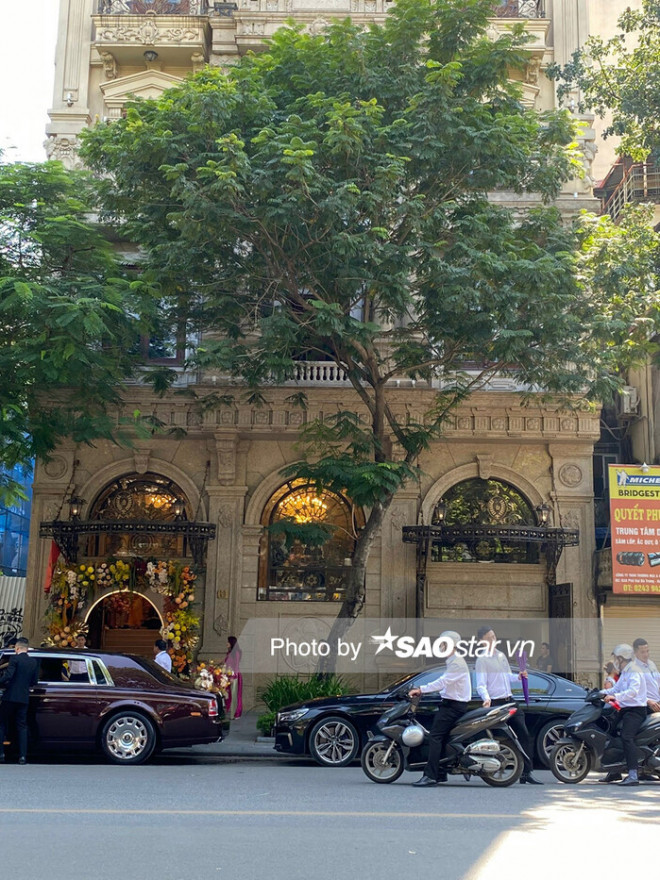 Dàn vệ sĩ mặc sơ mi trắng luôn túc trực.