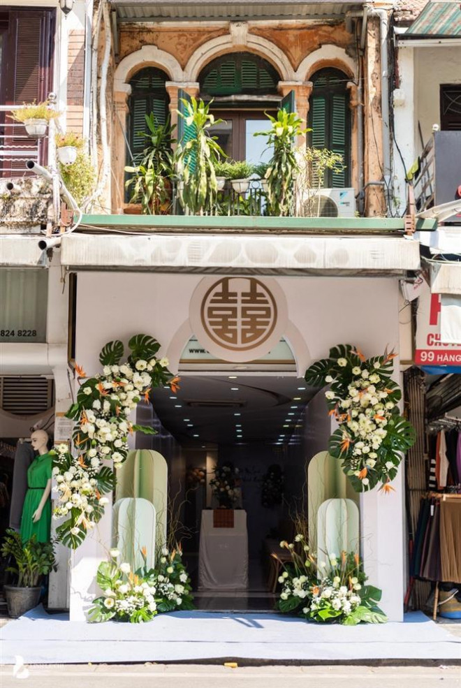 Gia đình cô sống ở tầng 2 một khu tập thể, bên
dưới nhà cô là cửa hàng kinh doanh. Nhìn từ xa ngôi nhà mang vóc
dáng của những căn nhà phố cổ Hà Thành với cửa sổ cổng vòm sơn
xanh.