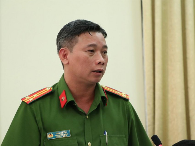 Thượng tá Trần Văn Phú trong một buổi họp báo hồi năm 2020. Ảnh: NT