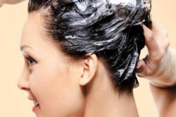 Sức khỏe đời sống - Sai lầm khi gội đầu khiến tóc rụng nhiều "như lá mùa thu"