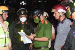 Tin tức trong ngày - Vi phạm giao thông còn cầm thuốc lá đang hút dí vào mặt công an
