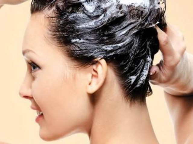 Sức khỏe đời sống - Sai lầm khi gội đầu khiến tóc rụng nhiều "như lá mùa thu"