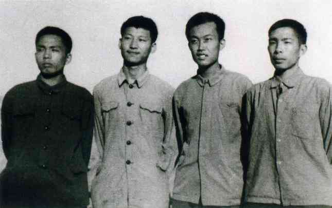 Ông Tập Cận Bình (thứ hai từ trái sang) ở tỉnh Thiểm Tây, tây bắc Trung Quốc, năm 1973. Ảnh: Xinhua