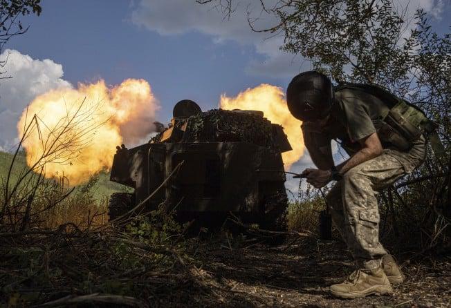 Binh sĩ Ukraine khai hỏa pháo gần Kherson. Ảnh: AP