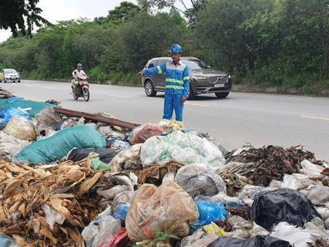 Hà Nội: Ùn ùn đổ trộm phế thải trên Đại lộ Thăng Long